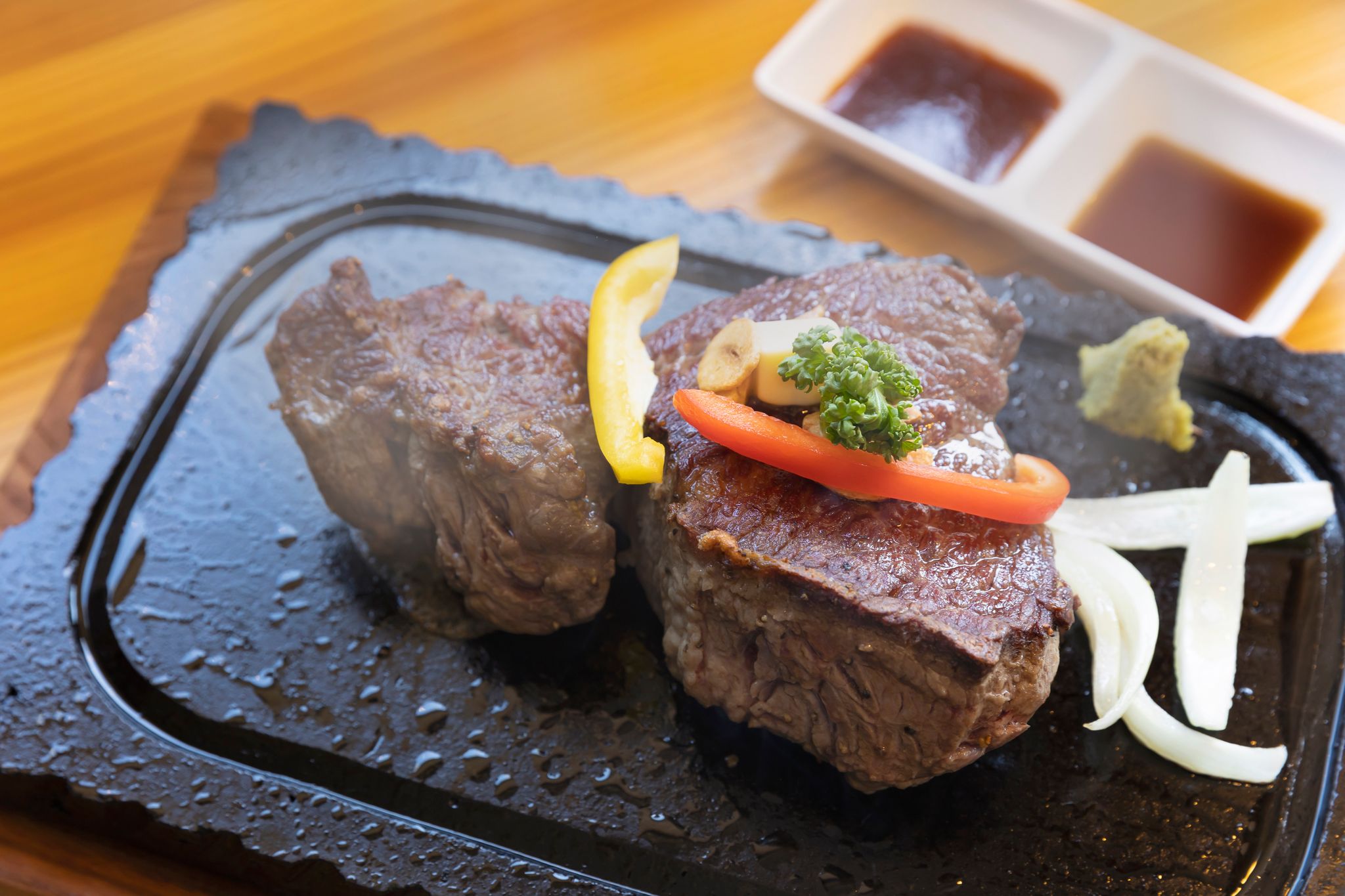 溶岩プレートでジュージュー焼きながら、熱々のステーキをパクリ 溶岩プレートでジュージュー焼きながら、熱々のステーキをパクリ