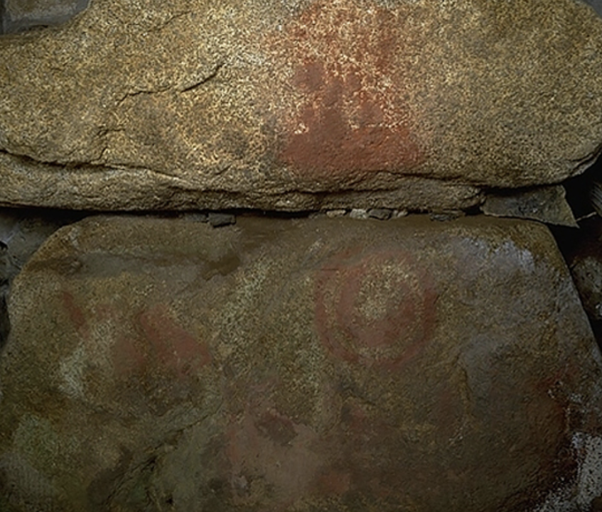 花崗岩の横穴式石室の壁画に、船や盾が描かれている「鳥船塚古墳」