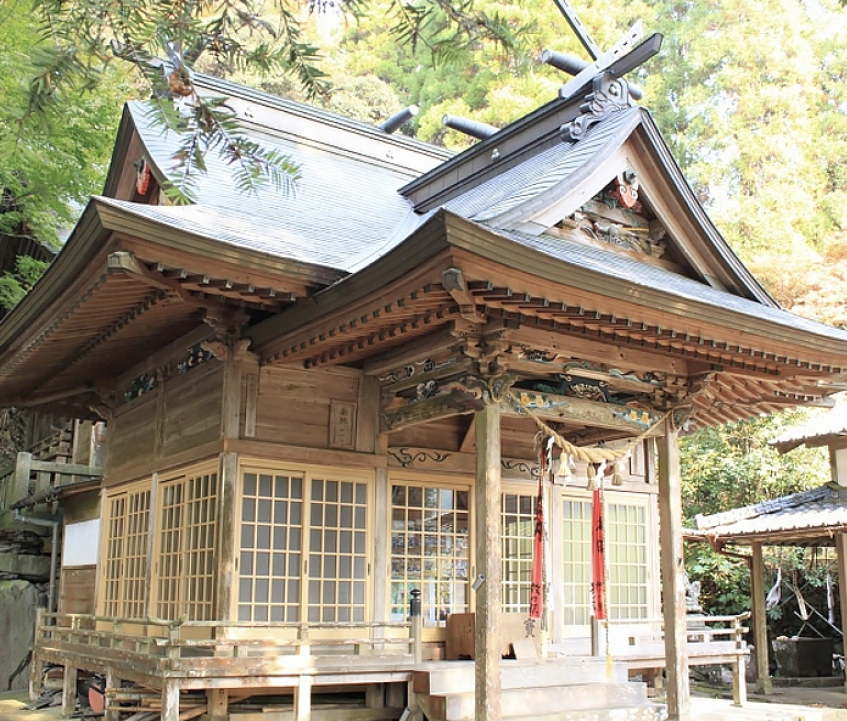 入り口の狛犬が見守る  うきは小塩地区の「小椎尾神社」