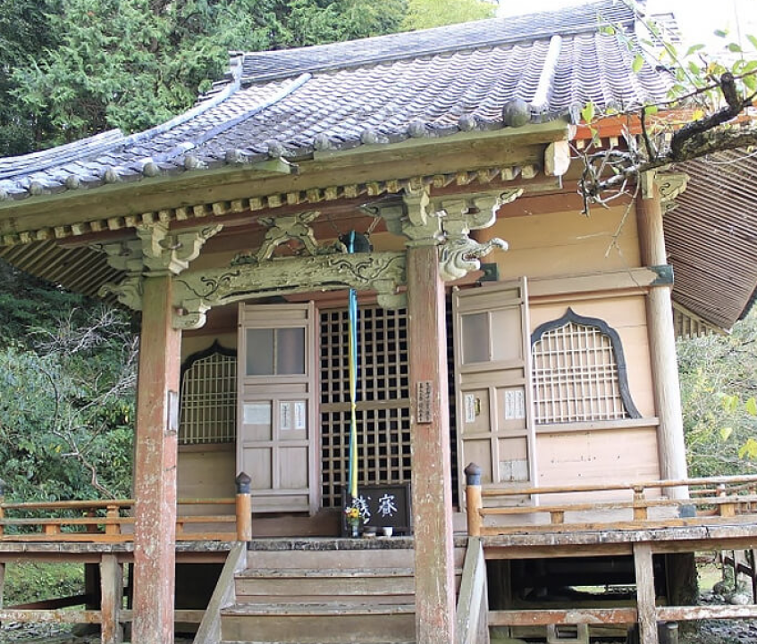 こんこんと湧き出る、日本名水百選「清水湧水」や紅葉を楽しめる「清水禅寺」
