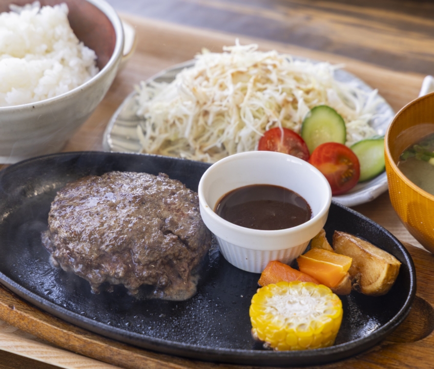 ランチは驚きの唐揚げ食べ放題！農家直営【肉と米】で、お腹も心も満たされる“ごちそうごはん”♪