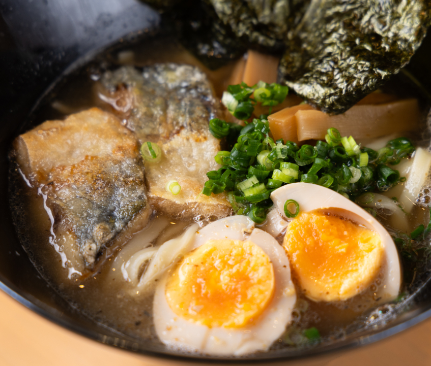 〆屋正行（しめや せいこう）｜吉井の昼を満たす、鯖の香り立つ一杯