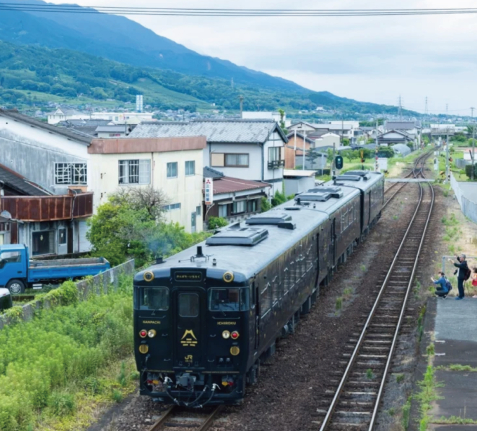 JR九州観光列車「かんぱち・いちろく」おもてなし演奏　
