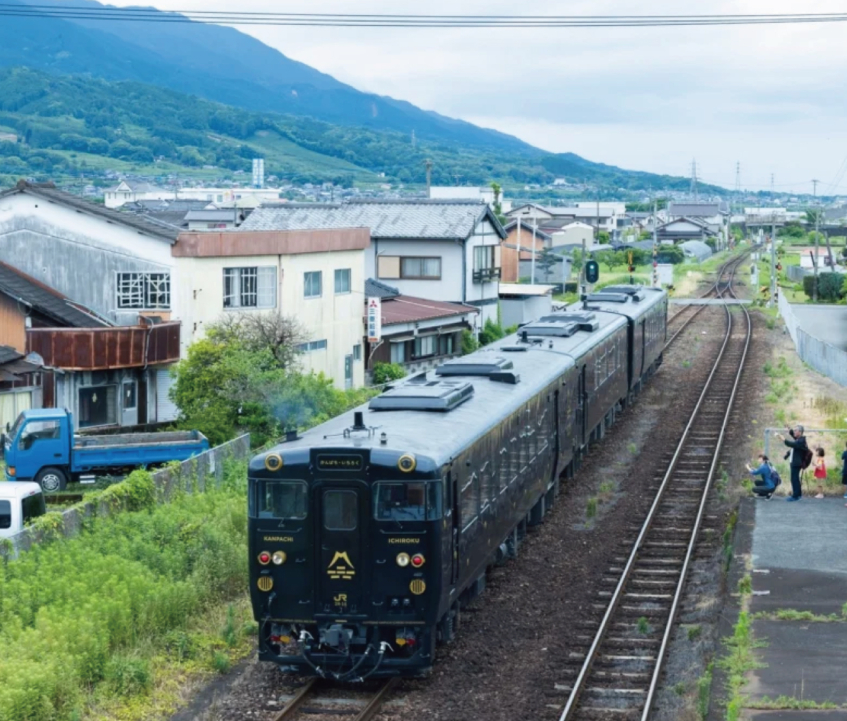 JR九州観光列車「かんぱち・いちろく」おもてなし演奏　